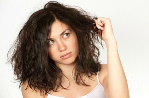 Thói quen vô tình gây hại cho tóc
