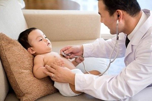 Thầy thuốc tư vấn cách phòng ngừa viêm phổi cho trẻ em mùa lạnh