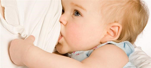 Cho trẻ bú sữa hoặc uống nước ngay khi bị nấc cục